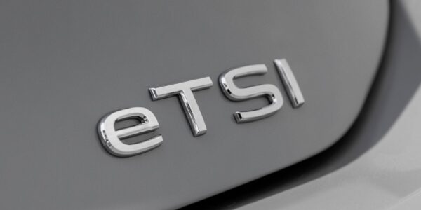 eTSI-Badge am Heck eines Autos